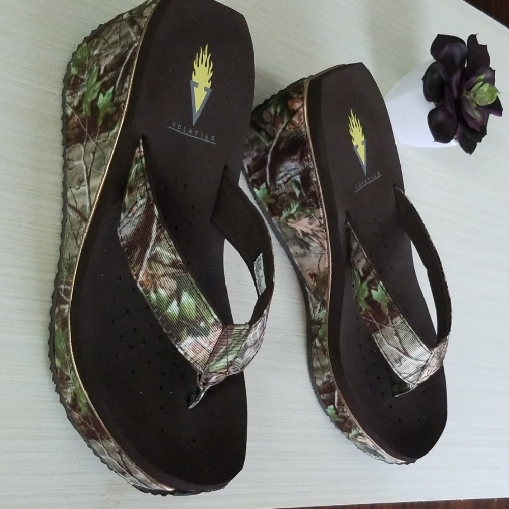 Volatile Camo flip flop wedges NWOT